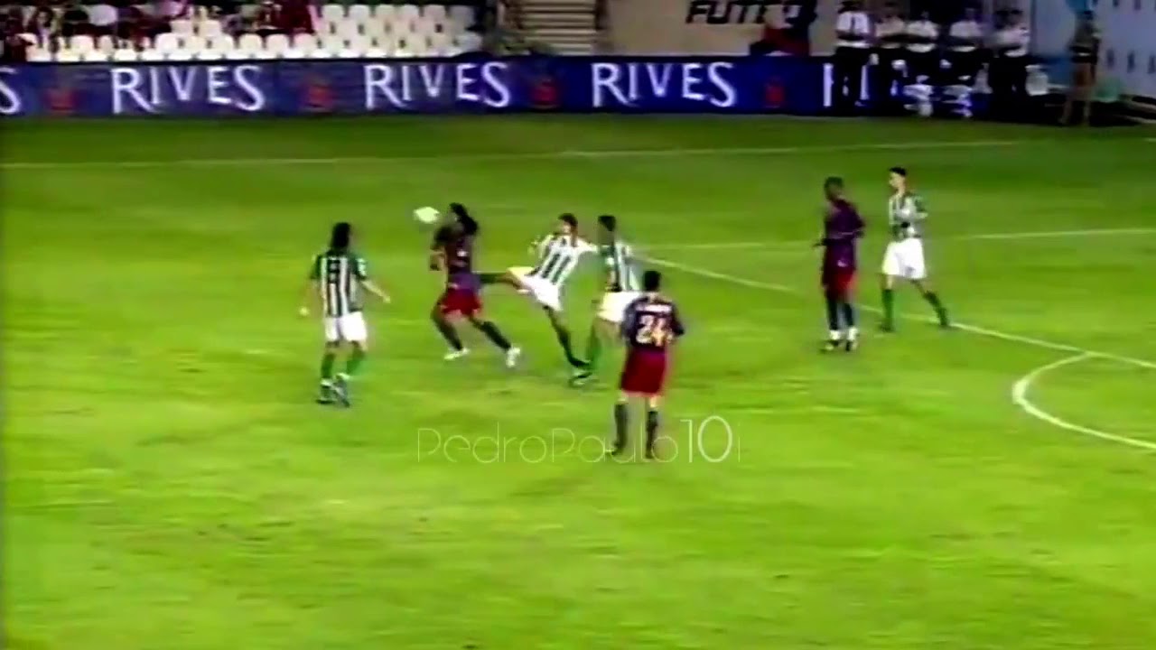 Ronaldinho gaúcho mata bola no peito