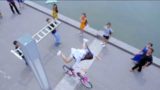 Chinese girl avoids the obstacle on road perfectly with Kungfu, stunning passers-by!