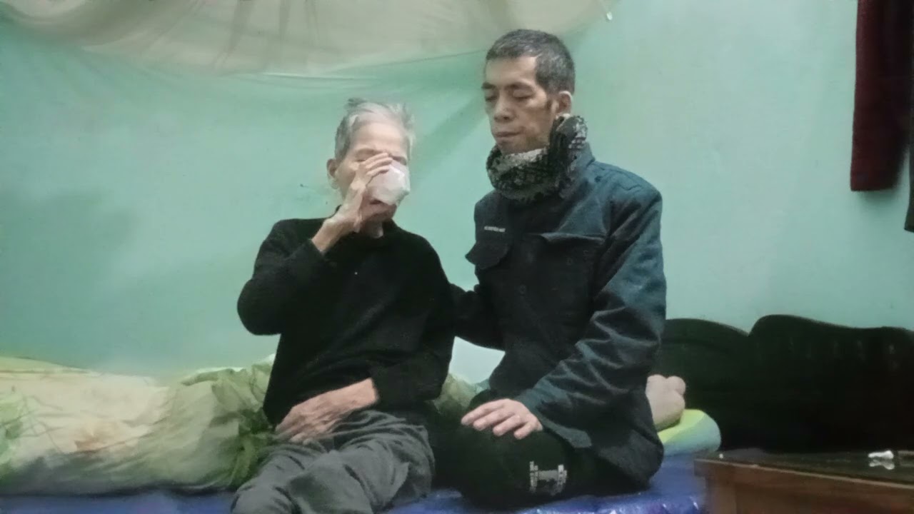 hai mẹ con ăn tối 🍚 đâu sốt cà chua 🇻🇳😀🌧️