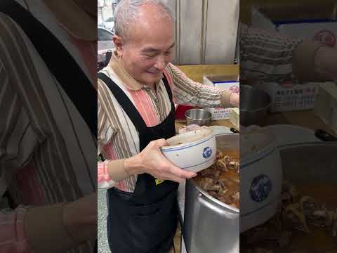 「侯薑母鴨」40 年美味傳奇！純紅標米酒煮到爆香，冬天藝人都來朝聖的神級薑母鴨