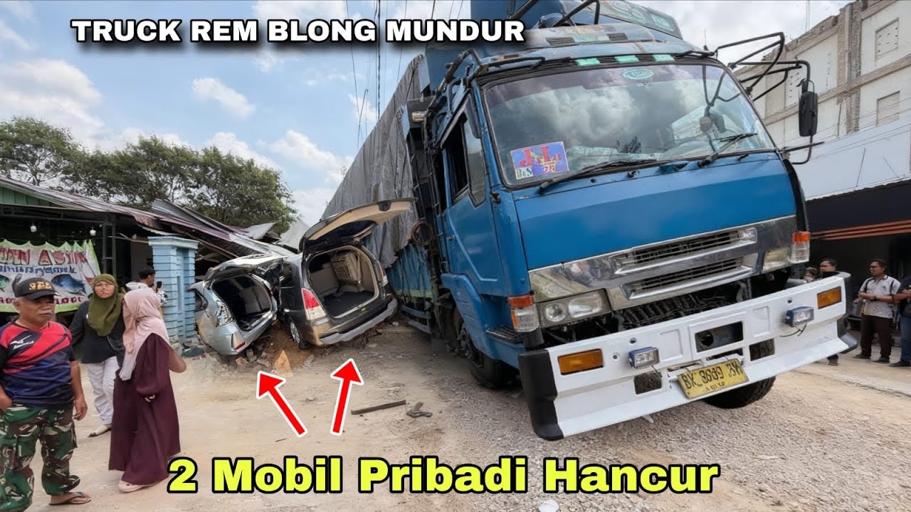 Truck Tiba-tiba Mundur Seruduk 2 Mobil Pribadi Dan Warung Nasi Uduk