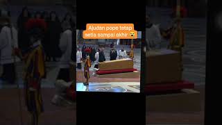 Download Lagu sedih,. Ajudan Paus Fransiskus memberi penghormatan terakhir MP3