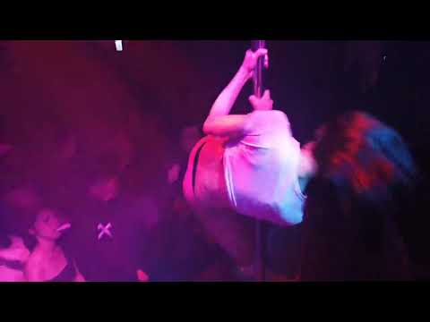Sexy Asian girls pole dancing and twerking (Taiwan nightclub)