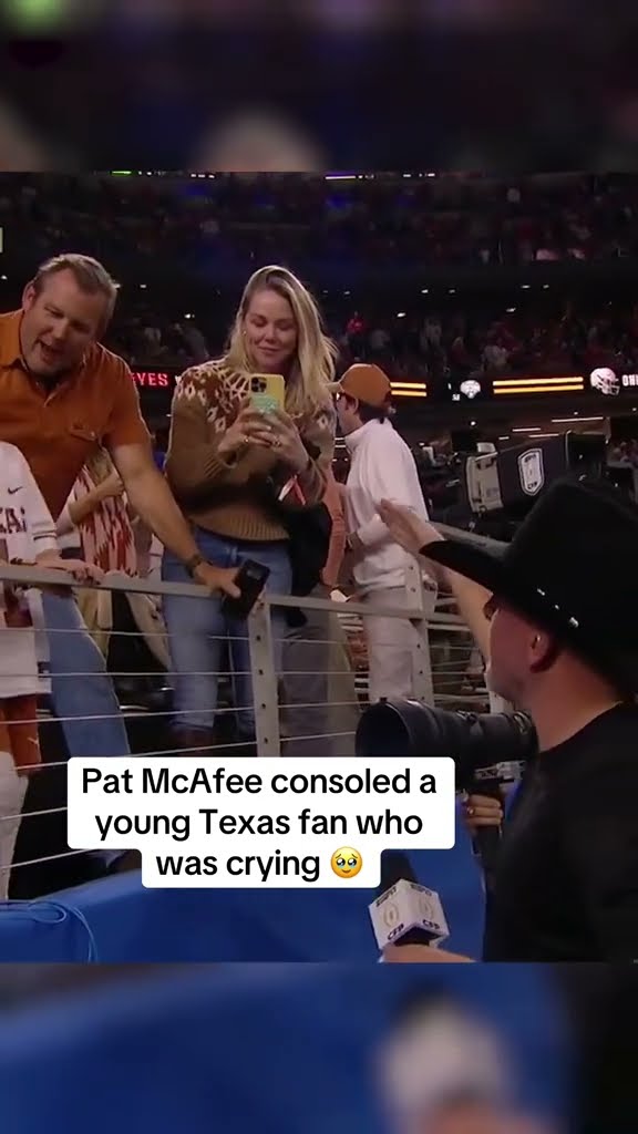 Pat McAfee consoled a young Texas fan ❤️