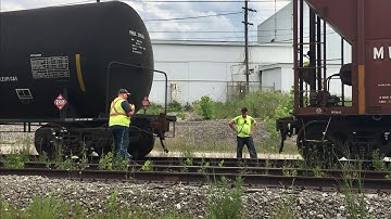 Graantrein vs. Heuvel- en spoorwegwissel bij een steengroeve met 3 locomotieven, treinachtervolgi...
