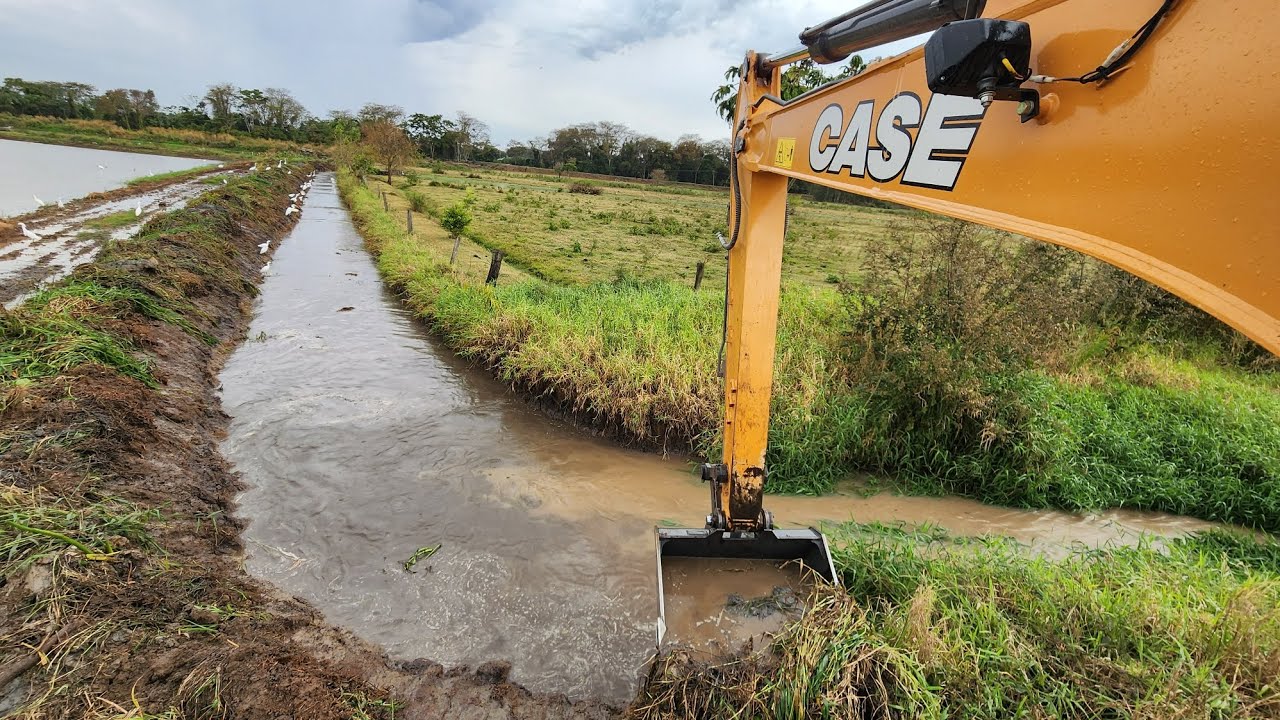 LIMPANDO VALETA ENTUPIDA ✅ Escavadeira hidráulica 