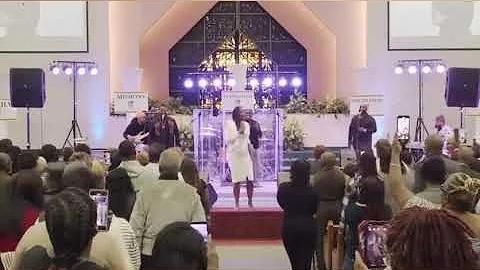 Le'Aandria Johnson sings "Tell Me How Long" by The...