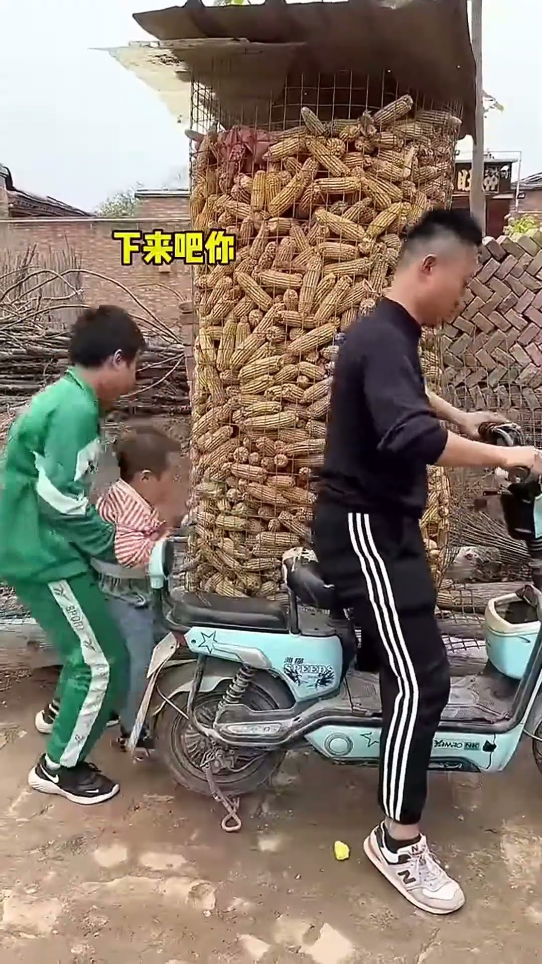 让你只带小儿子玩，哼这孩子怎么老是下来呢！#Cute baby#Cute#呆萌小米宝#聪明宝宝#萌娃#整蛊#测试