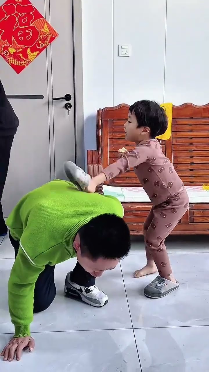 爸爸吃枣被噎到了，弟弟的举动惊呆众人！#Cute baby#Cute#呆萌小米宝#聪明宝宝#萌娃