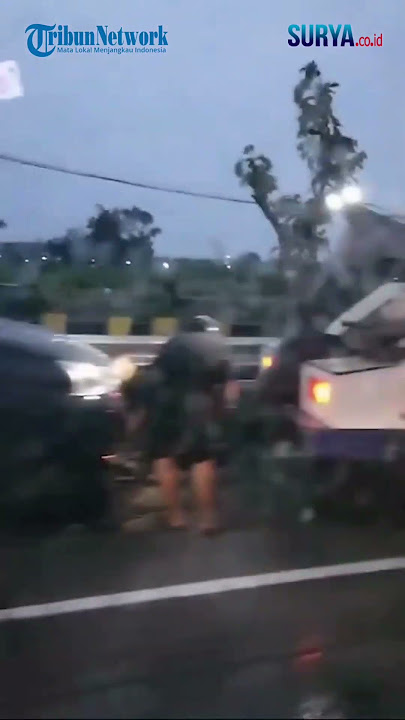 LAKA. Bus Sugeng Rahayu Tabrak Avanza & Truk. Sopir Patah Kaki