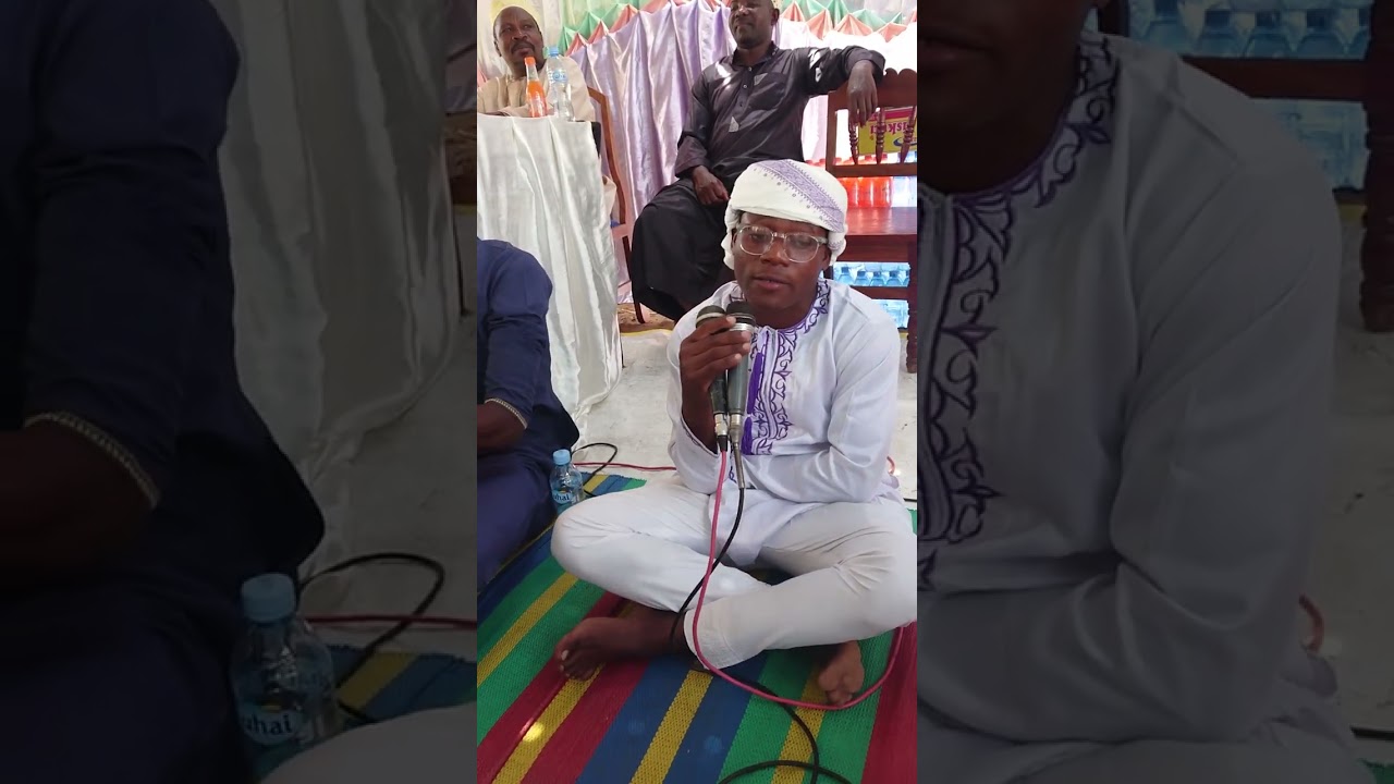 fannani akiwa kwenye ubora wake,,akiimba kaswida aliyoitunga ,al,mar,hum, shekh,MUHAMMED,IDDI,