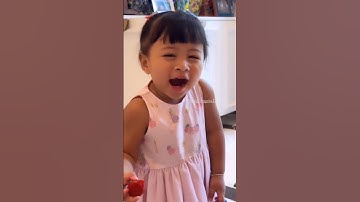 EKSPRESI LUCU LILY KEASEMAN MAKAN STROBERI.. BIKIN MPOK NGAKAK #babylily #raffinagita