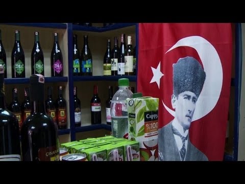 Vidéo: Les Turcs boivent-ils de l'alcool ?