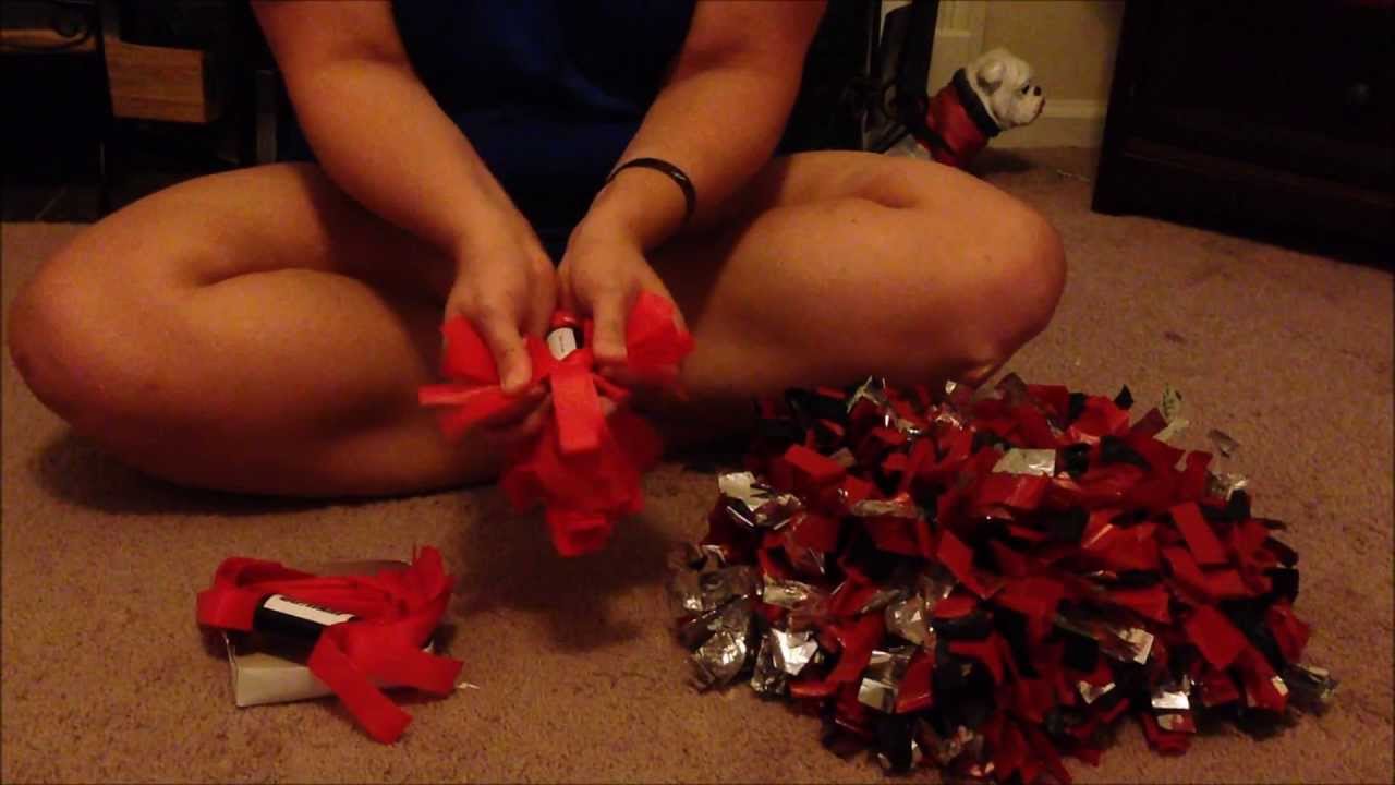 How to fluff a set of pom poms.