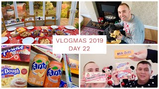 VLOGMAS 2019 - DAY 22 - TRYING AMERICAN CANDY AND DRINKS