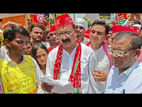 सिर पर यूरिया की बोरी, हाथों में तख्तियां... महंगाई के खिलाफ सड़कों पर उतरे सपा कार्यकर्ता