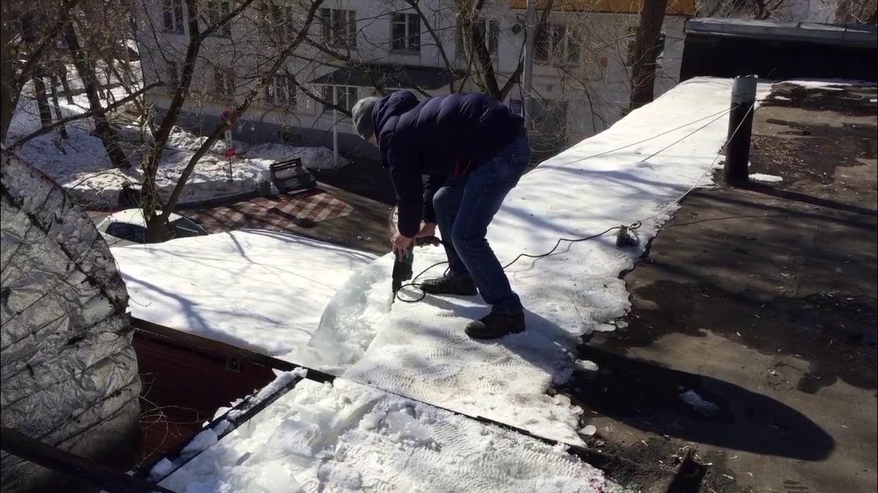 Укладка брусчатки зимой. Растопить лед на улице. Как убрать лед с крыльца. Скользкое крыльцо. Как в ссср защищали крыльцо от наледи.