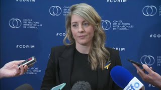 La ministre des Affaires étrangères Mélanie Joly parle aux journalistes à Montréal – 21 mars 2022