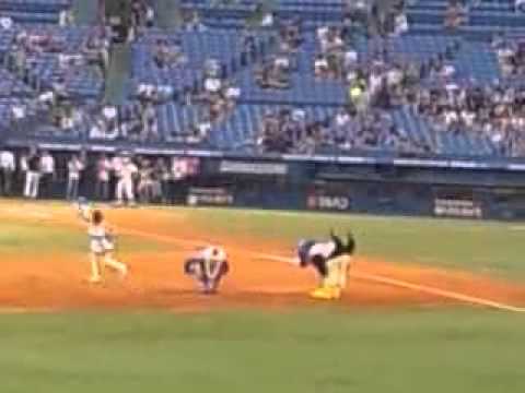 神宮球場でつば九郎とドアラ