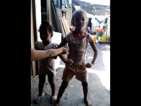 Niña Bailando El Serrucho En Barranquilla - YouTube