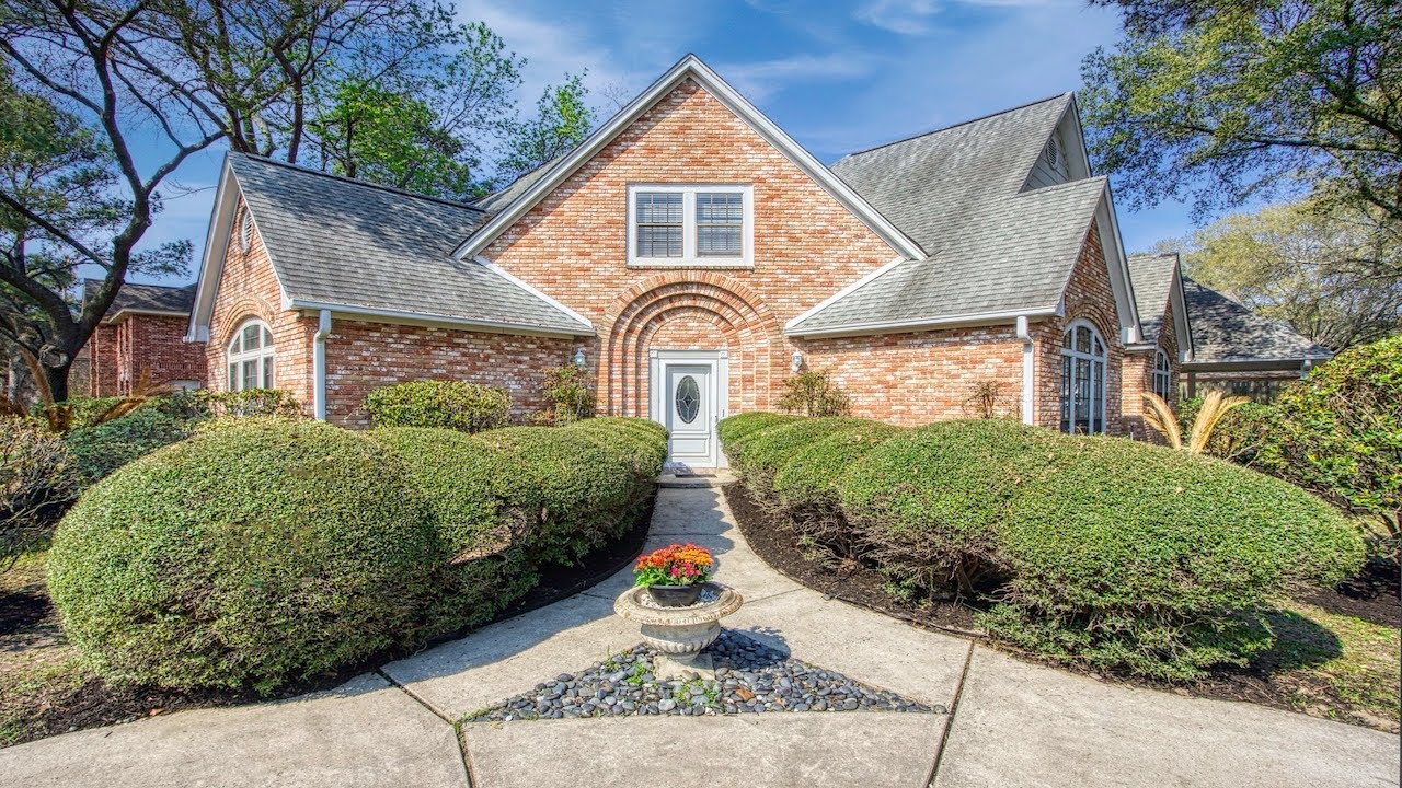 Karina Rojas of KW Metropolitan invites you to tour 17502 Sandy Cliffs Dr.