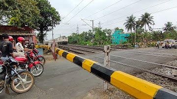 Extremely Aggressive Dangerous 130 kmph rajdhani Express devastated moving Through out Railgate