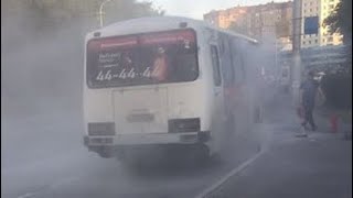 В центре Сургута загорелся маршрутный автобус.