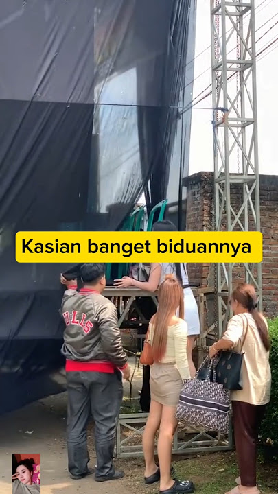 Kasian,harus manjat buat naik panggung #dangdut #biduan #hiburansegar