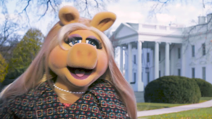 Miss Piggy Arrives to  Space L.A.