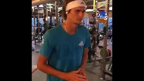 Stefanos Tsitsipas making fun of Alexander Zverev 😂