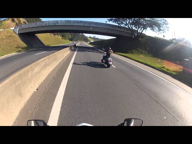 FABINHO DA HORNET - POLICIA DANDO UM GRAU DE MOTO NO MEIO DA RUA