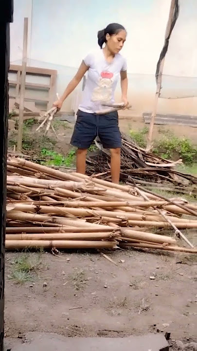 Numpuk kayu bakar,persiapan masak di Pawon pedesaan#shortvideo