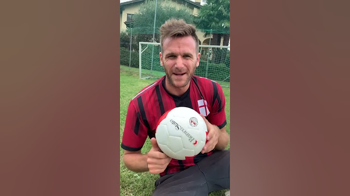Riesci a sgonfiare una palla da calcio calciando in porta? Verifichiamo ⚽️🤙🏻 #bellagianda #calcio