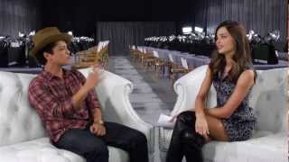 Video voorbeeld van "Miranda Kerr and Bruno Mars Backstage at the 2012 Victoria's Secret Fashion Show"