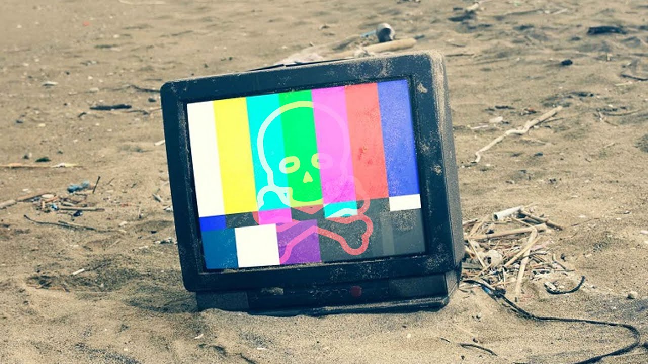 Фото сломанного телевизора. Сломанный телевизор. Разбитый телевизор на улице. Когда сломался телек. Сломанный канал