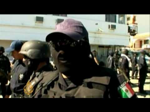 Mexican police have detained one their own commanders in the violence-plagued city of Ciudad Juarez following allegations of links to the country's drug cartels. Officers also accused the federal commander of protecting criminals in the city, where more than 5000 federal police and soldiers have been deployed in an effort to replace local police considered too corrupt to be effective. But as Al Jazeera's Mark Orchard reports, these federal forces are now facing the same charges. (Aug 09, 2010)