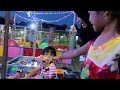Hari Anak Nasional Hana Bagi Bagi Permen Lolipop Rainbow Ke Anak Anak di Taman Bermain