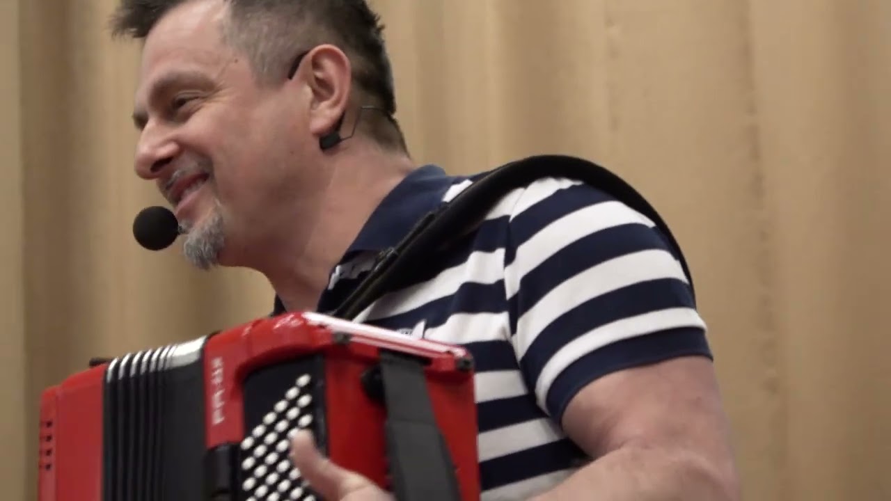 Nőnapi műsor Berentén Márió a harmonikással