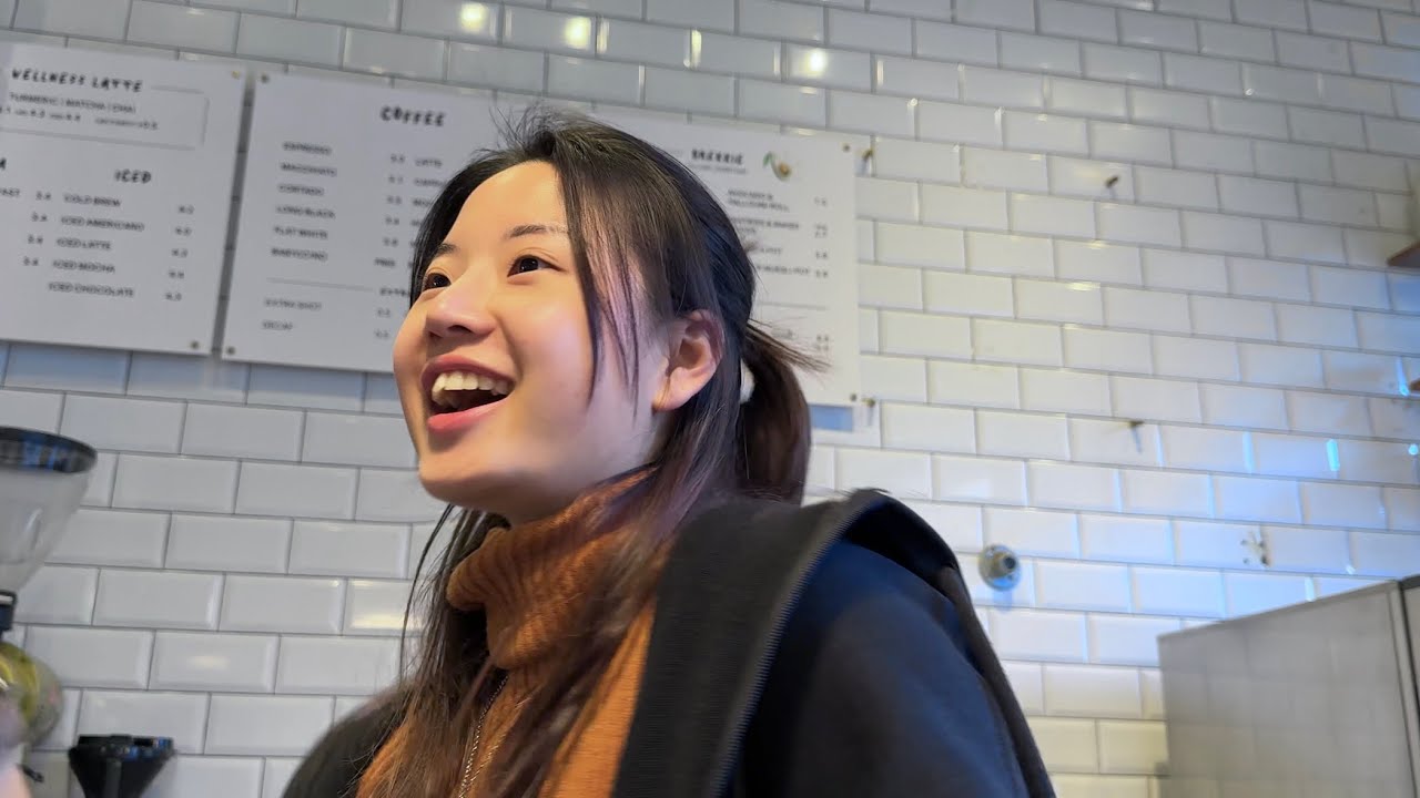 Общение и светские беседы с постоянными посетителями британского кафе | Знакомство через светские...