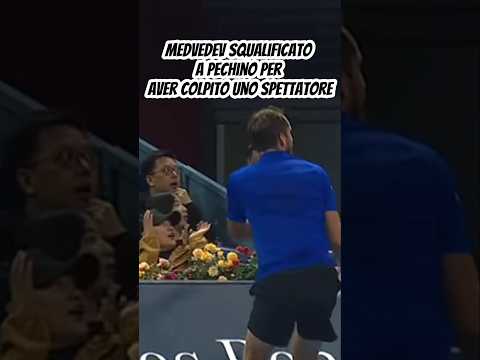 Video La palla finisce in tribuna e cambia tutto: MEDVEDEV squalificato a Pechino