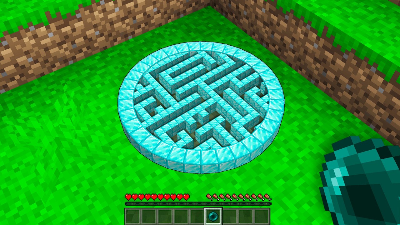 I found a ROUND DIAMOND MAZE in Minecraft ! What's INSIDE the TINY MAZE ?