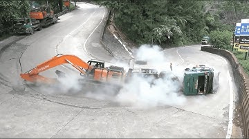 Deadly Curve Causes Truck Carrying Excavator to Overturn on the Mountain Pass!