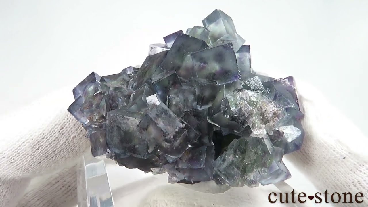 ナミビア Okorusu Mine産 フローライト＆クォーツの原石 No.33 - YouTube