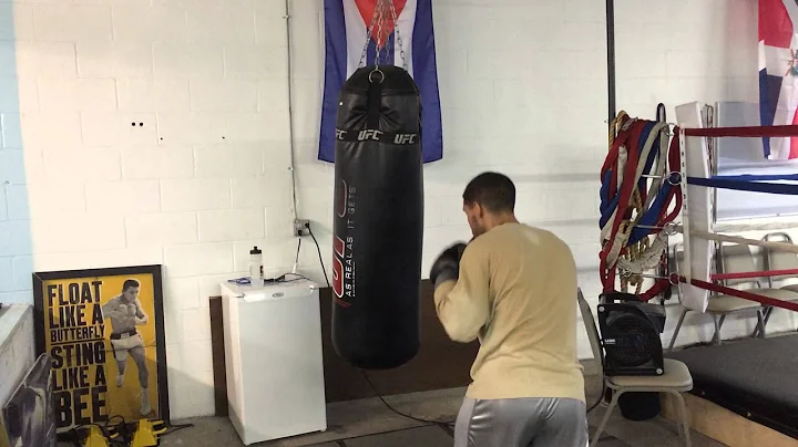 Here's amateur Frankie Espinal working the heavy b...