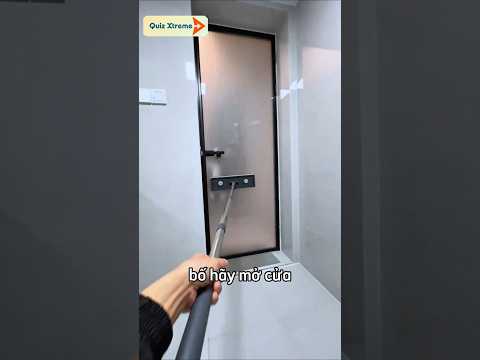 Chú mèo đòi vào trong khi bố đang giải quyết nỗi buồn 😂