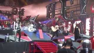 5 Seconds of Summer - Beside You  [6/6/14 Wembley London] FRONT ROW