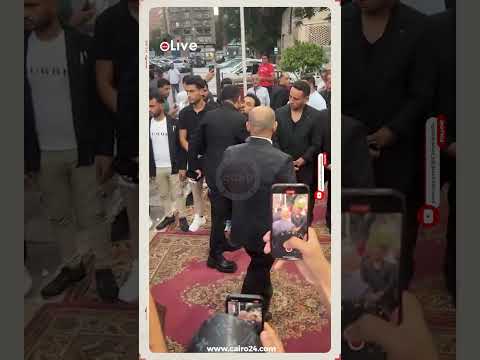 حمادة الليثي ي قبل يد شقيقه محمود الليثي في عزاء صديقهما أحمد عامر