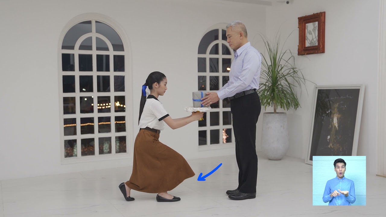 การรับ ส่งสิ่งของขณะผู้ใหญ่ยืน - โครงการ เท่อย่างไทย โดย ไฟ-ฟ้า ทีทีบี (ล่ามภาษามือ)