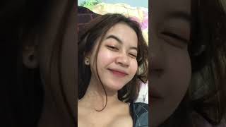 Pamer Belahan Dada Viral