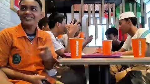 Tugas informatika membuat video vlog di Popeyes bersama anak anak MTsN9 Jakpus